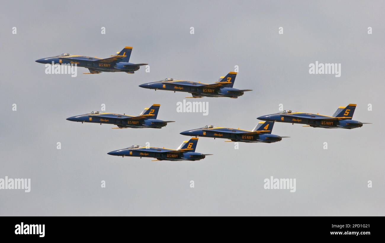 A formation of the U.S. Navy's Blue Angels fly over New York as part of the Fleet Week celebration Thursday, May 25, 2006. Besides daily ship tours at Manhattan's Pier 88 and Stapleton pier in Staten Island, Fleet Week includes military band concerts, technology displays, military ceremonies and demonstrations involving Marines, Navy SEALs and helicopters. There are 14 scheduled parades in various parts of New York. (AP Photo/Bill Pilc) Banque D'Images