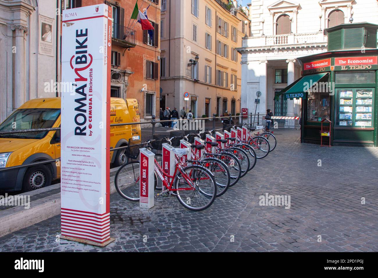 Location de vélos à temps partagé dans le centre de Rome, Italie Banque D'Images