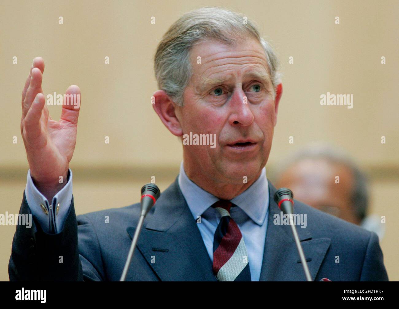 Britain's Prince Charles speaks in front of assembly during the fourth plenary meeting of the 59th World Health Assembly at the United Nations in Geneva, Switzerland, Tuesday, May 23, 2006. The Assembly of the WHO, which take place from May 22 to 27, is overshadowed by the death the World Health Organization (WHO) Director general Dr Lee Jong-wook yesterday. (KEYSTONE/POOL/Salvatore Di Nolfi) Banque D'Images