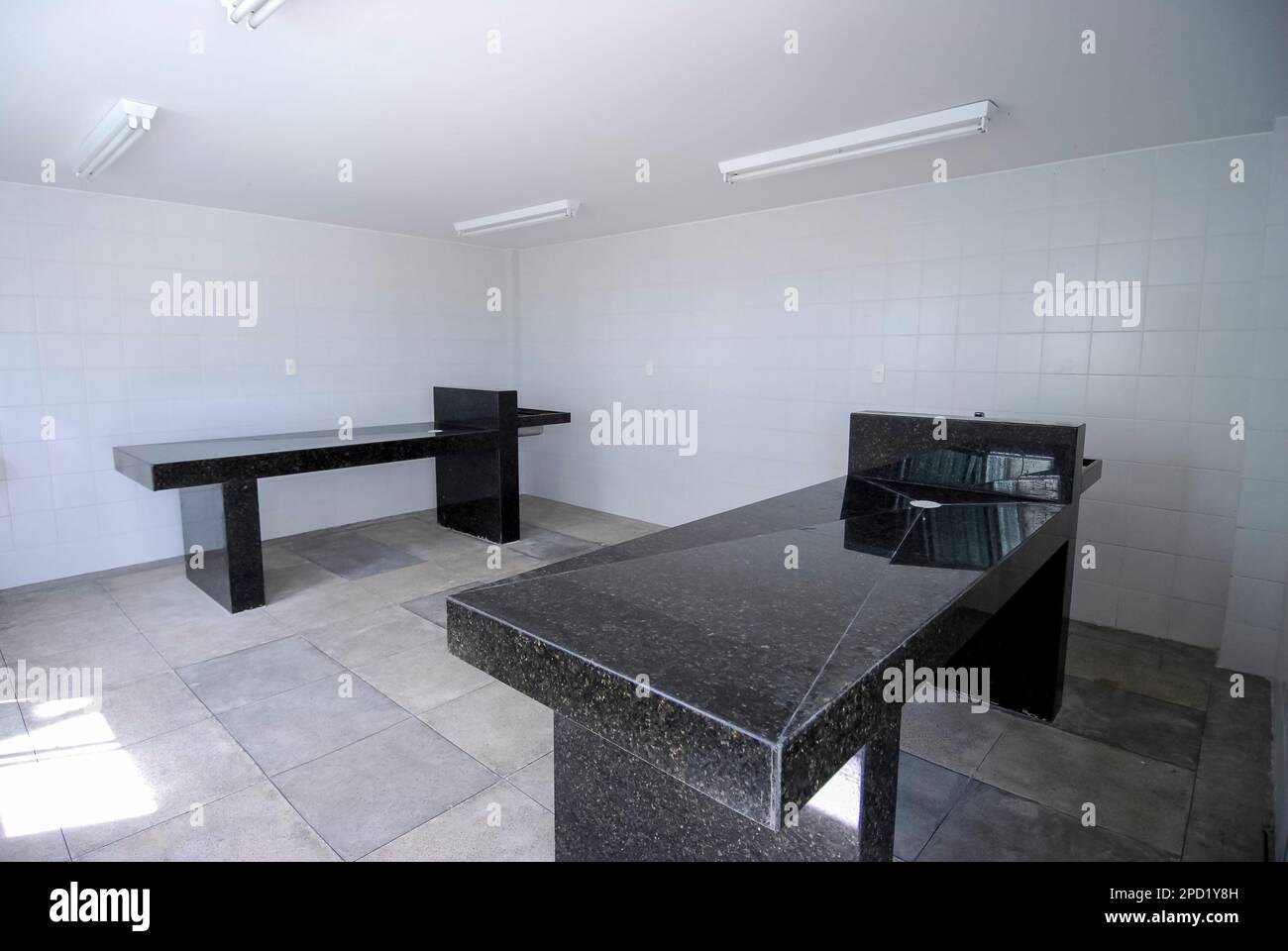 Tables d'autopsie dans la morgue d'un hôpital brésilien, en granit. Banque D'Images