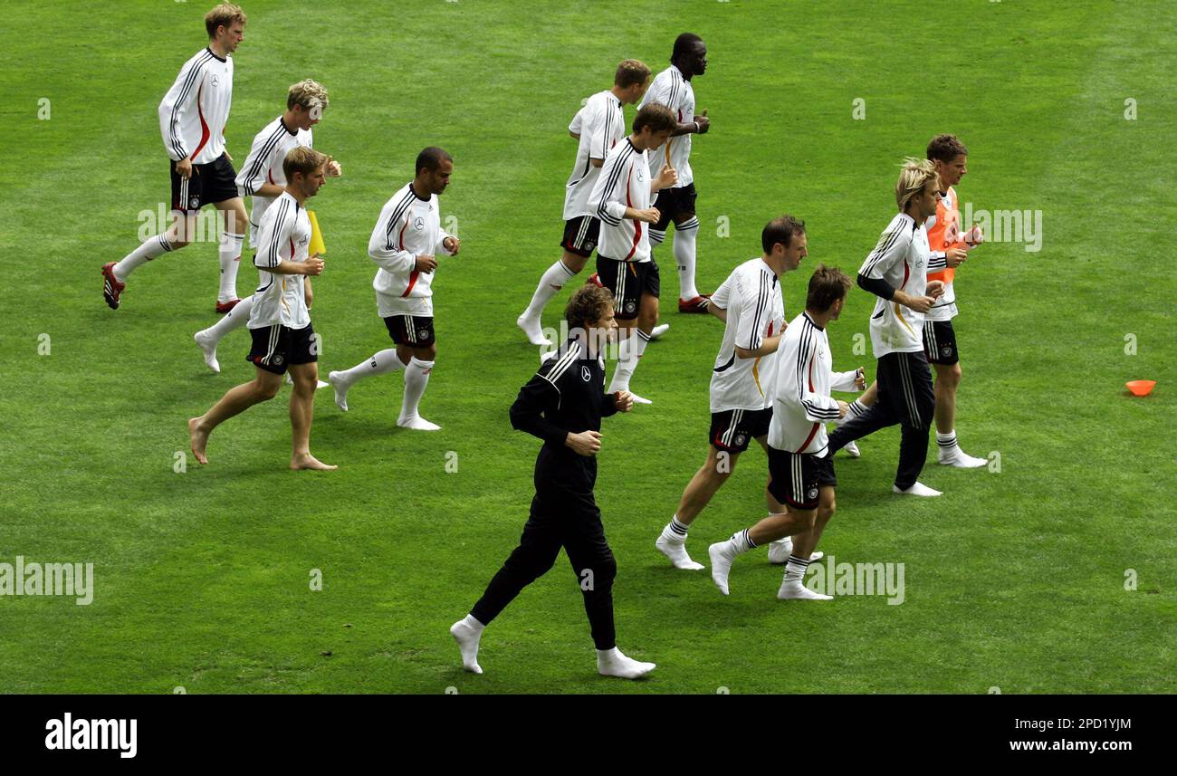 Germany's goalkeeper Jens Lehmann, foreground center, joggs with the German soccer team during a practice session at the Stade de Geneve in Geneva, Switzerland, Monday, May 22, 2006. The German soccer team arrived Sunday to Geneva to prepare there for the upcoming 2006 Soccer World Cup in Germany. Germany will play in group A against Ecuador, Poland and Costa Rica. (AP Photo/Anja Niedringhaus) Banque D'Images