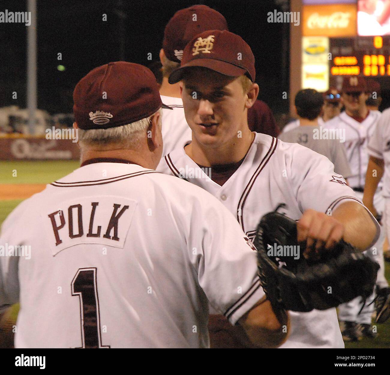 Mississippi State pitcher Justin Pigott, right, is congratulated by coach Ron Polk after Pigotts' complete game against Mississippi in a college baseball game Friday, May 19, 2006, in Starkville, Miss. Mississippi State won 11-1. (AP Photo/Jim Lytle) Banque D'Images