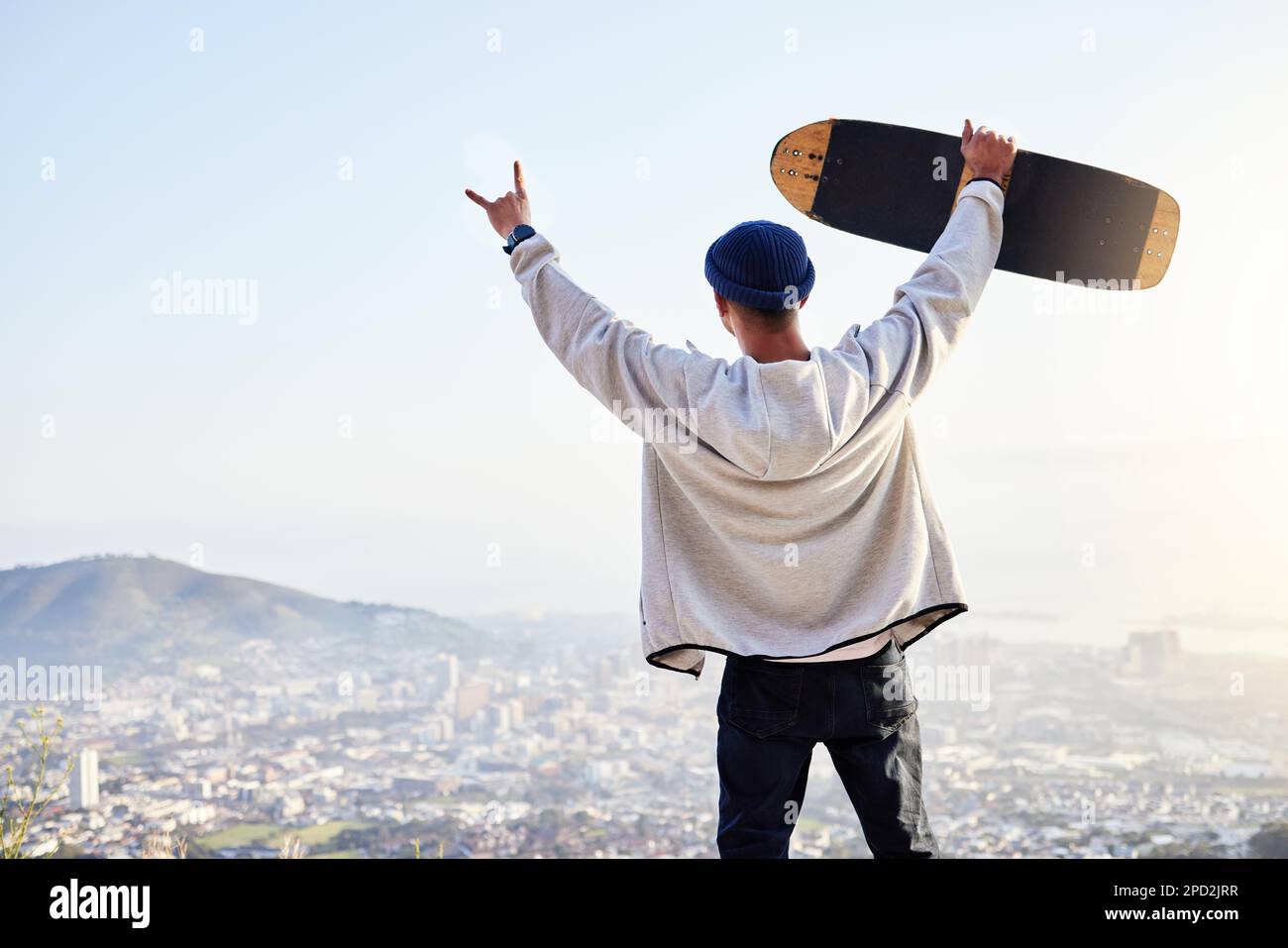 Skateboard, gagnant et montagne avec l'homme qui applaudit à la forme physique, au sport et à l'aventure. Bonheur, succès et formation avec le gars de gen z et les mains vers le haut Banque D'Images