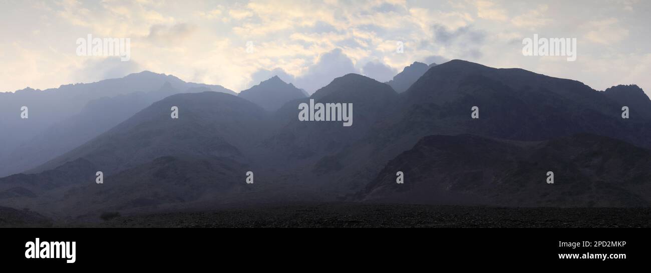 Vue sur les montagnes de Jabal Feid, désert de la vallée d'Araba, centre-sud de la Jordanie, Moyen-Orient Banque D'Images