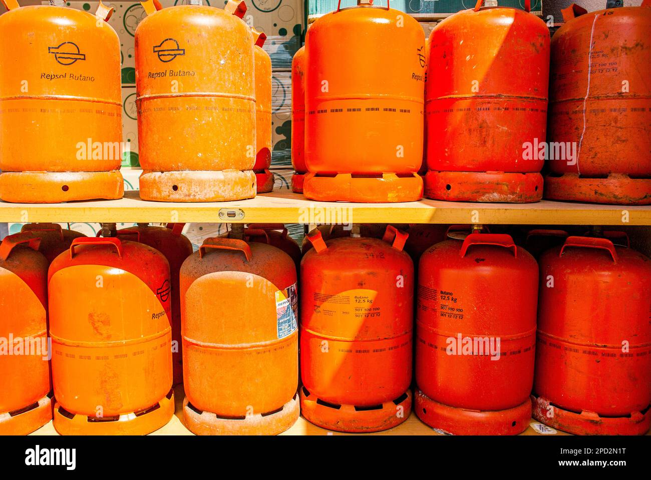 Stockage des bouteilles de butane à recycler, centre de recyclage Banque D'Images