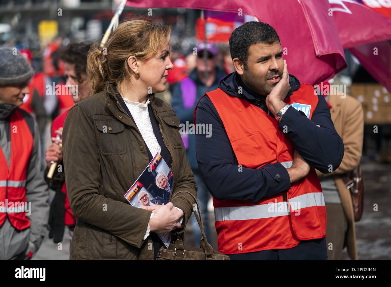 UTRECHT - la secrétaire d'Etat Vivianne Heijnen (gestion des infrastructures et de l'eau) et le directeur des FNV Zakaria Boufangacha lors d'une manifestation nationale des chauffeurs de bus sur le Jaarbeursplein d'Utrecht. Les syndicats envisagent d'arrêter temporairement les grèves dans les transports régionaux, de sorte que les négociations puissent reprendre avec les employeurs. ANP JEROEN JUMELET pays-bas sortie - belgique sortie Banque D'Images