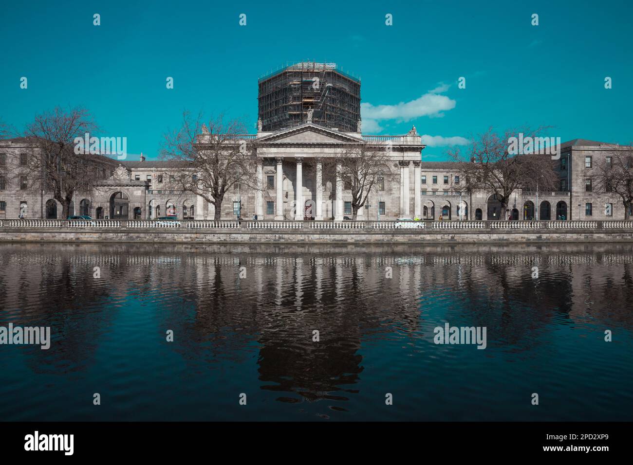 Dublin / Irlande : réflexion des bâtiments dans une eau calme de la rivière Liffey le long du quai Ormond à Dublin pendant une journée de printemps irlandaise très ensoleillée Banque D'Images