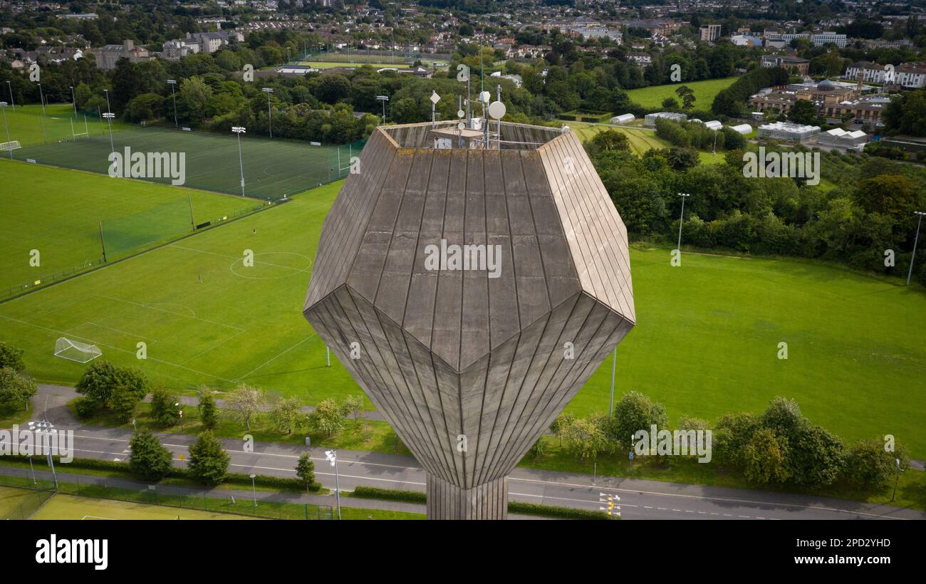 Dublin / Irlande : vue aérienne du château d'eau UCD en forme de dodécaèdre ou précisément - pyritoèdre. Exemple d'architecture brutaliste irlandaise Banque D'Images