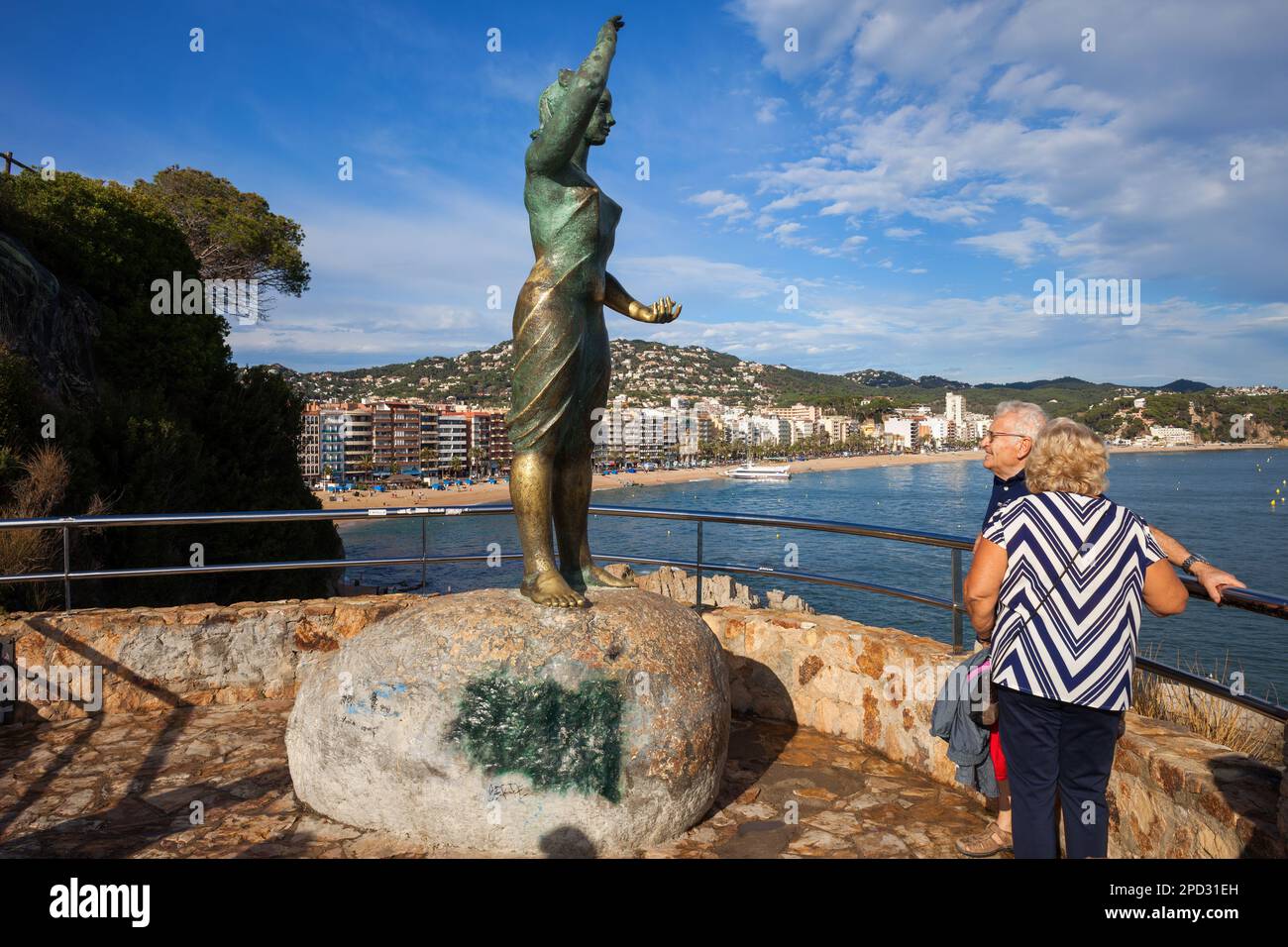Ville de Lloret de Mar en Espagne, couple Senior touristes à Dona Marinera - le monument de la femme de pêcheur sur le point de vue de la Costa Brava en Catalogne. Banque D'Images