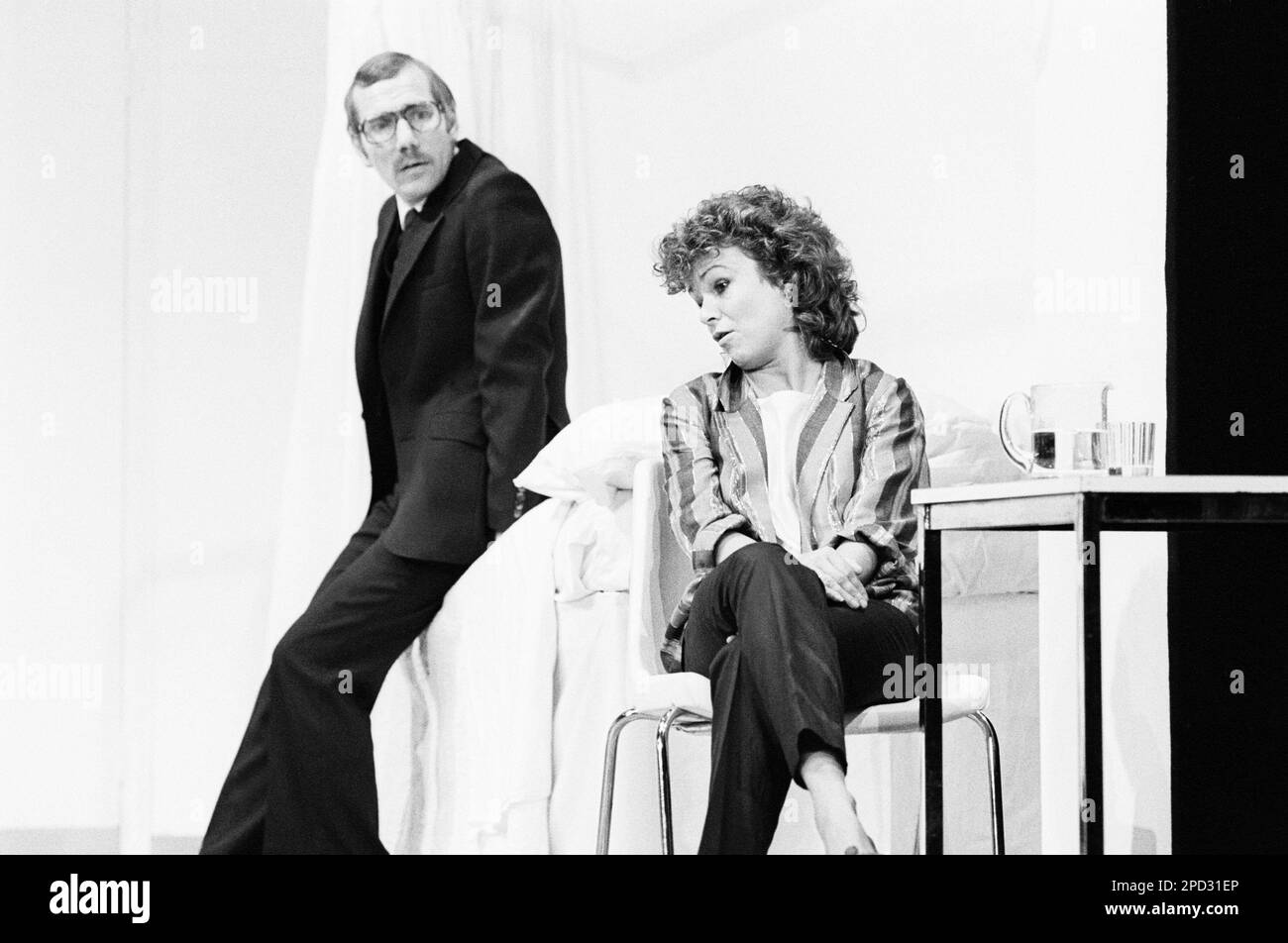 Peter Postlethwaite (Malcolm Thomas), Julie Walters (Doreen Thomas) AYANT Une BALLE par Alan Bleasdale au Lyric Theatre Hammersmith, Londres W6 08/06/1981 conception: Bob Crowley éclairage: John A Williams réalisateur: Alan Dossor Banque D'Images
