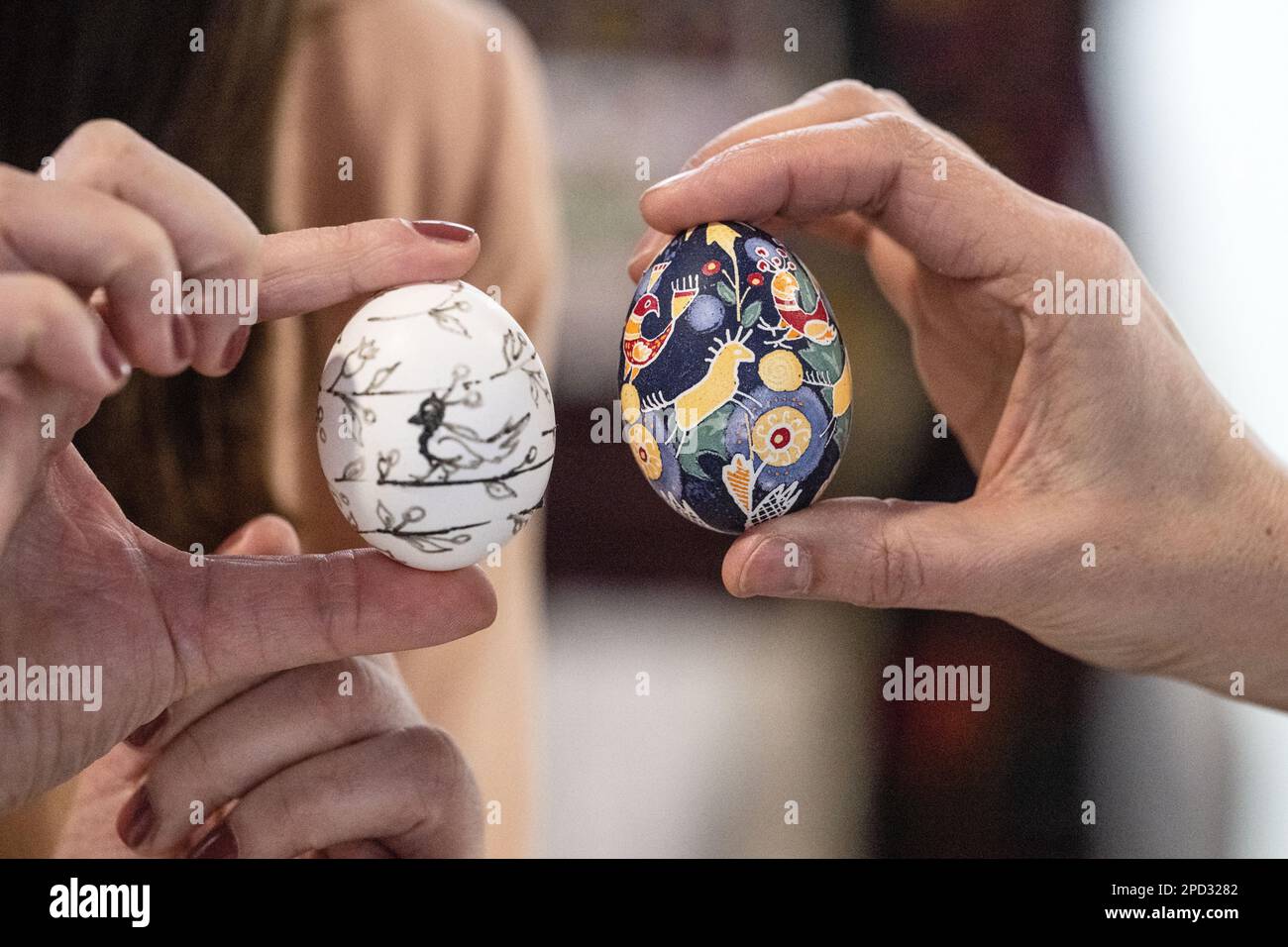 Dortmund, Allemagne. 14th mars 2023. Pysanka, oeufs de Pâques ukrainiens faits selon la tradition ancienne avec de la cire, de la peinture et une bougie, sont exposés côte à côte avant le début de la foire d'artisanat Creativa (15-19 mars). Selon Messe Dortmund, c'est la plus grande foire créative d'Europe. Des nouveautés autour du tricotage, du crotcheting ou aussi du Plotten - la création sur des feuilles ou du papier - sont présentées. En 2022, la Creativa a été annulée en raison de la pandémie de Corona. Credit: Bernd Thissen/dpa/Alay Live News Banque D'Images