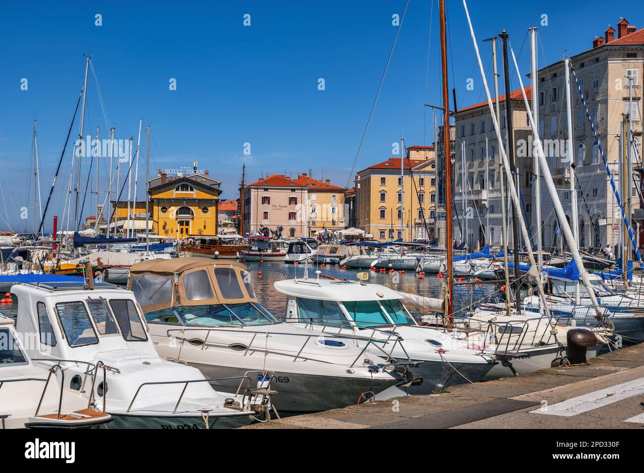 Port de Piran en Slovénie, port de plaisance avec yachts et voiliers dans la station balnéaire sur la mer Adriatique, côte sud-ouest slovène. Banque D'Images