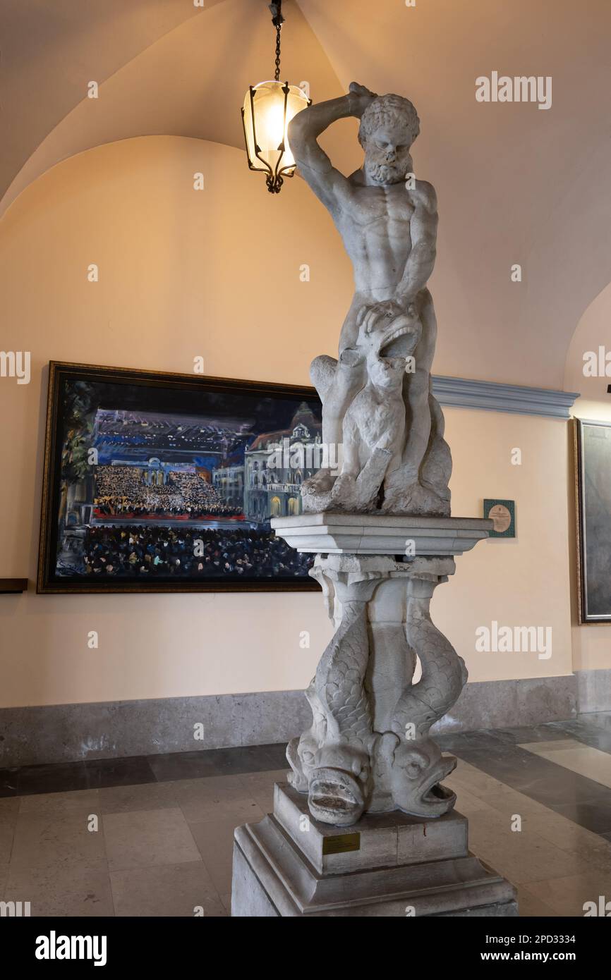 Statue d'Hercule tuant un lion de la fin du 17th siècle dans le hall du magistrat à l'hôtel de ville de Ljubljana en Slovénie. Banque D'Images