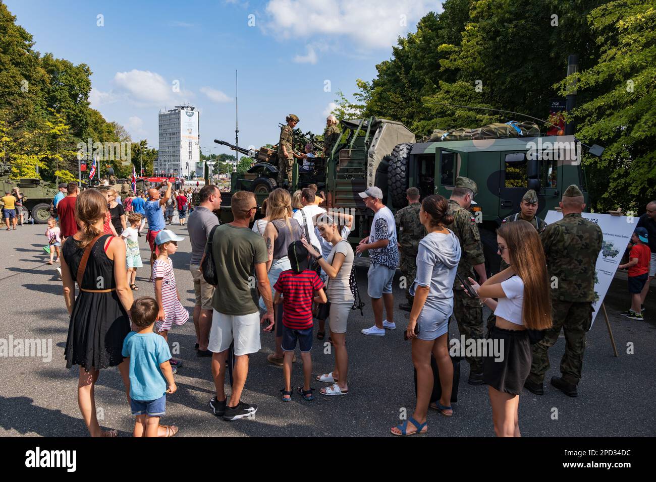 Varsovie, Pologne - 14 août 2022 - Groupe de personnes au système de fusée d'artillerie anti-aérienne PSR-A Pilica à l'occasion de la Journée de l'armée polonaise (Journée des forces armées) nationa Banque D'Images