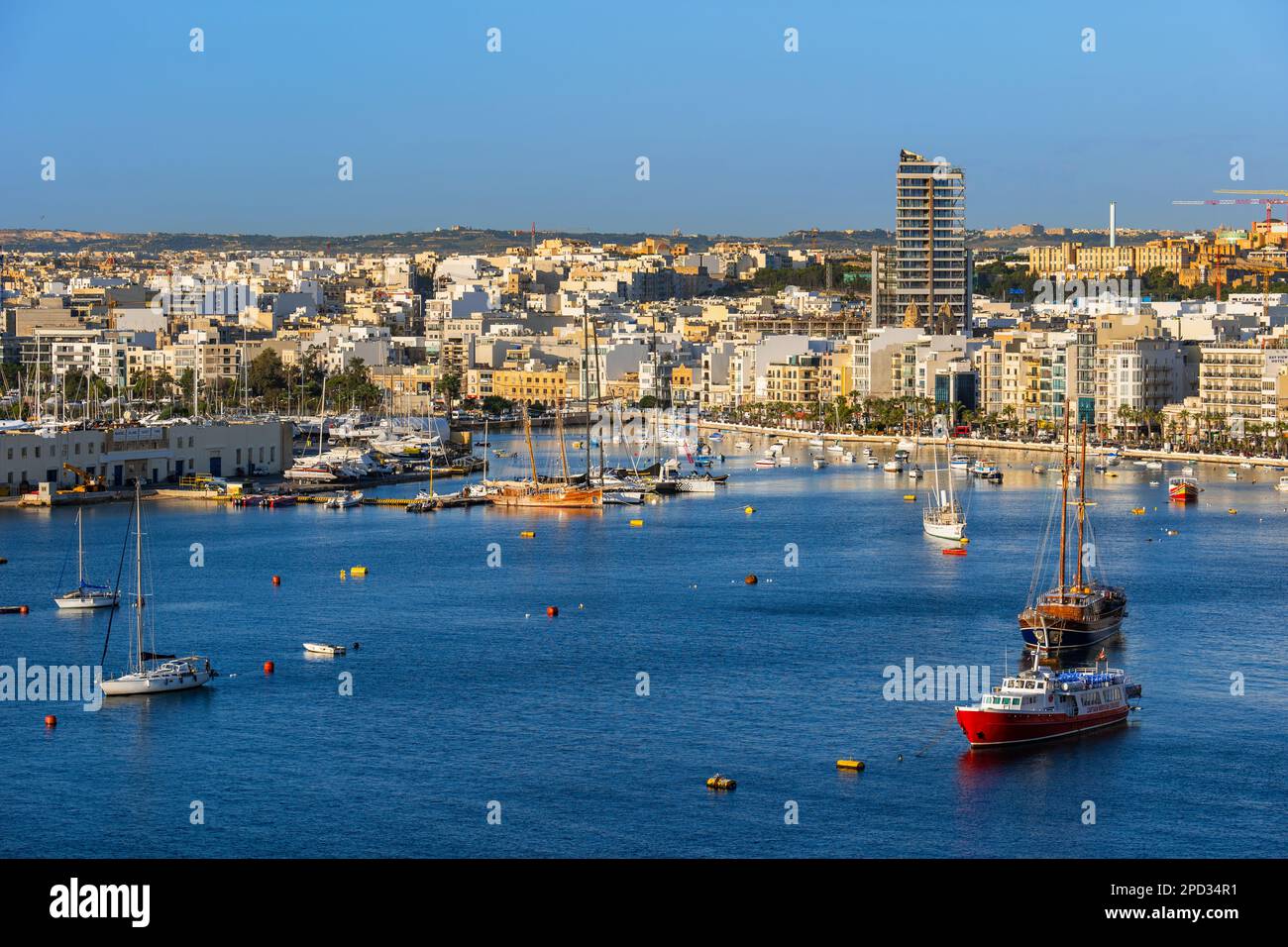 Bateaux dans le port de Marsamxett et la ville de Gzira à Malte, pays insulaire dans la mer Méditerranée, vue d'en haut. Banque D'Images