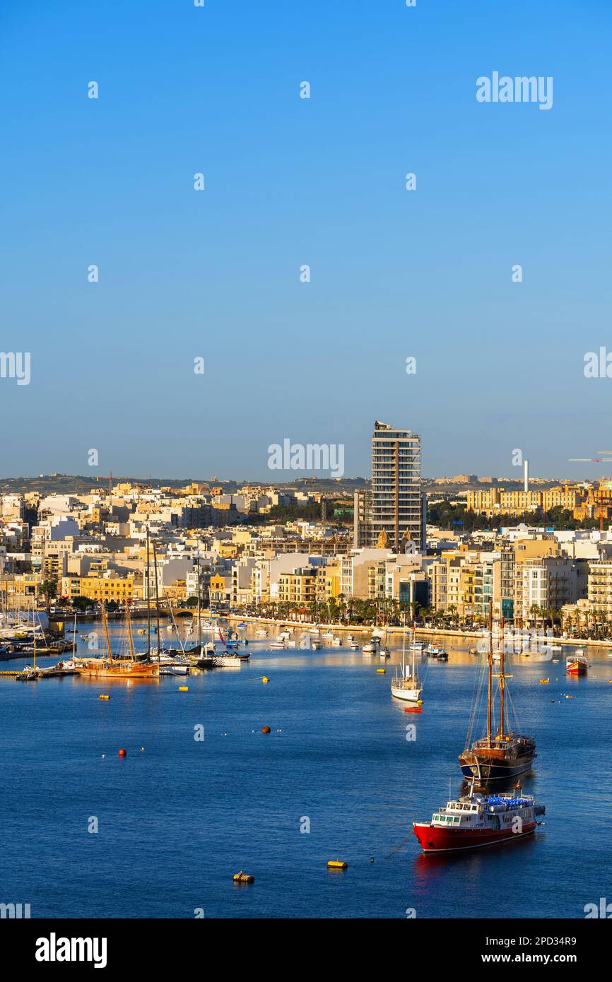 Bateaux dans le port de Marsamxett et la ville de Gzira à Malte, pays insulaire dans la mer Méditerranée, vue d'en haut. Banque D'Images