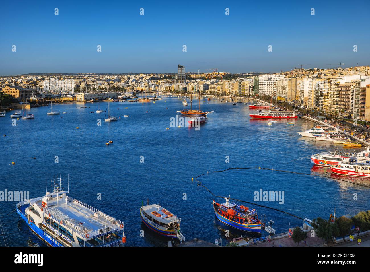 Le port de Marsamxett et les villes de Sliema et Gzira à Malte, pays insulaire de la mer Méditerranée, vue d'en haut. Banque D'Images