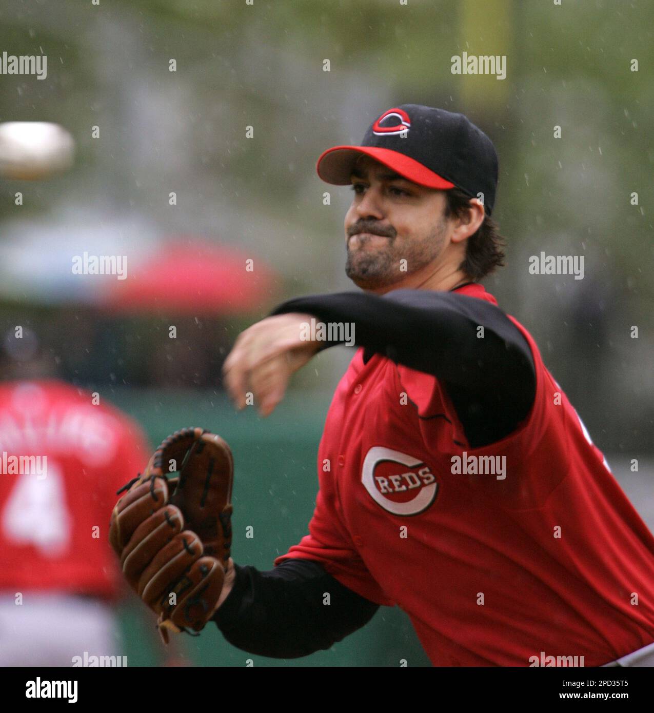 Cincinnati Reds' Eric Milton pitches in the first inning of the Baseball Hall of Fame game against the Pittsburgh Pirates on Monday, May 15, 2006, in Cooperstown, N.Y. The game was canceled in the bottom of the third inning due to rain. (AP Photo/ Jim McKnight) Banque D'Images