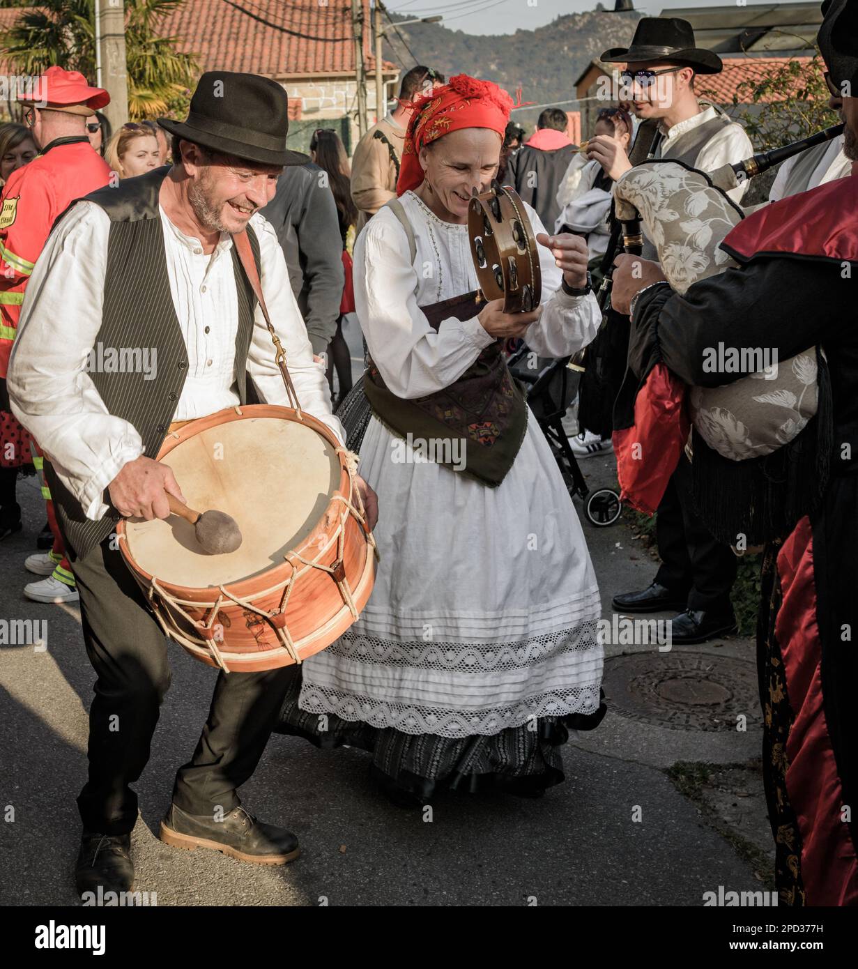 Aldan, Cangas de Morrazo, Pontevedra, Espagne. 7th févr. 2023. Homme et femme vêtus de costumes traditionnels jouant des instruments et chantant au Carni Banque D'Images