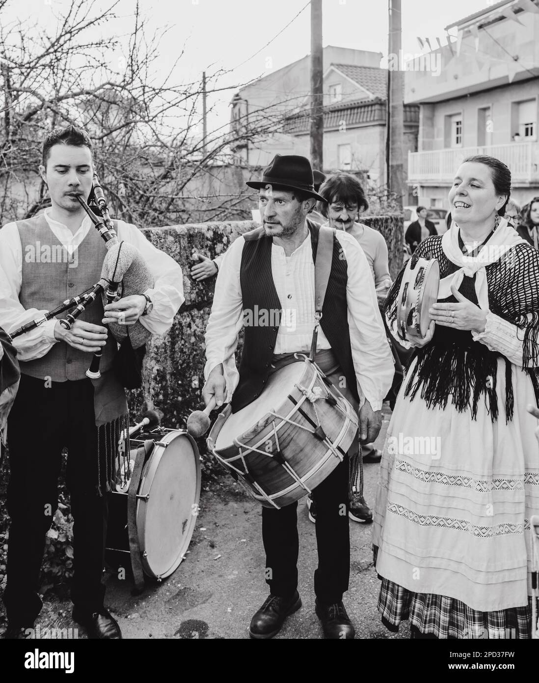Aldan, Cangas de Morrazo, Pontevedra, Espagne. 7th févr. 2023. Homme et femme vêtus de costumes traditionnels jouant des instruments et chantant au Carni Banque D'Images