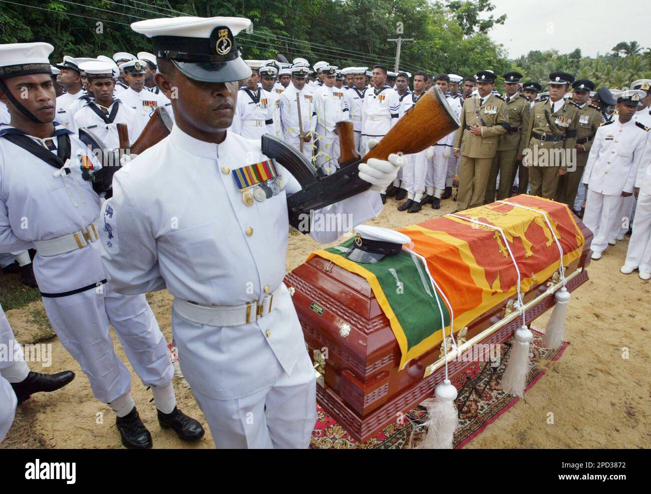 Sri Lankan navy sailors march past the coffin of their colleague Wasantha Premalal, who was killed in a Tamil Tiger suicide attack on an navy patrol boat off the northern coast on May 11, during his funeral in Colombo, Sri Lanka, Monday, May 15, 2006. At least 50 rebels were killed and 17 Sri Lankan sailors missing after a sea battle on May 11, instigated by the Tamil Tigers. (AP Photo/Eranga Jayawardena) Banque D'Images