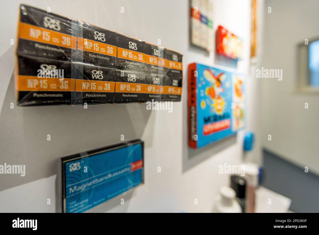 Marchandises convoitées achetées en transit entre la RDA, la Pologne et la RSSC. Ici films couleur et cassettes de musique de la GDR. Eisenhüttenstadt, Allemagne Banque D'Images