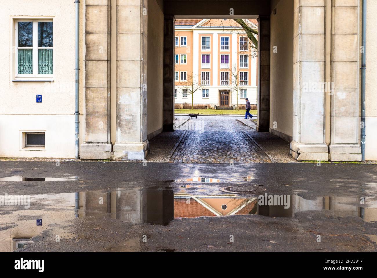 Eisenhüttenstadt, Allemagne. De nombreux bâtiments de la ville planifiée Eisenhüttenstadt sont construits dans le style néo-classicisme. C'était la première ville nouvelle fondée en Allemagne après la fin de la Seconde Guerre mondiale et a été conçue comme un exemple idéal du mode de vie socialiste Banque D'Images