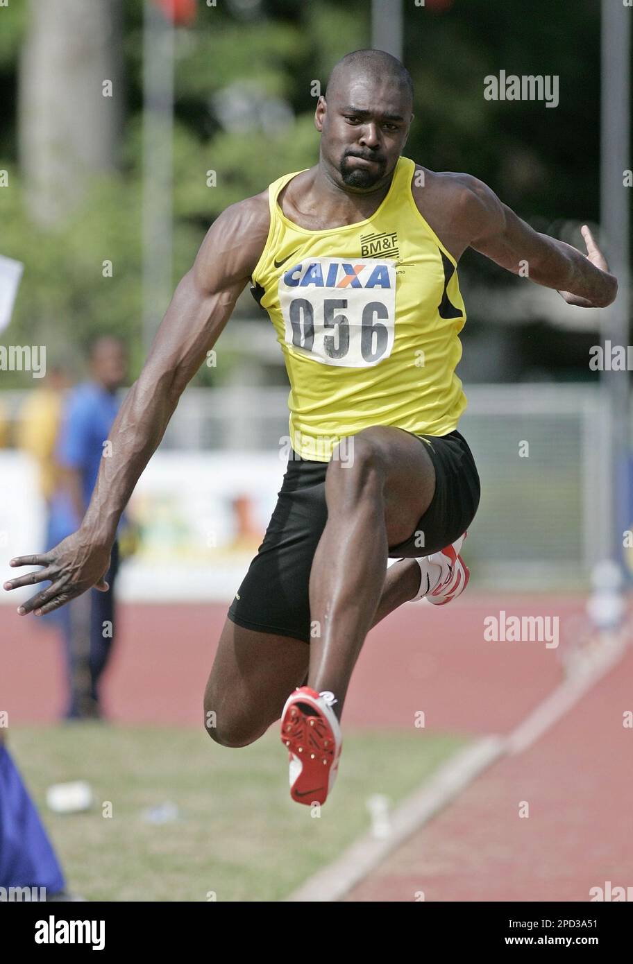 Brazil's Jadel Gregorio competes in the men's triple jump during the GP Rio Atletismo 2006, at the stadium Celio de Barros, in Rio de Janeiro, Brazil, on Sunday, May 14, 2006. Jadel Gregorio won with 17.13. (AP Photo/Silvia Izquierdo) Banque D'Images