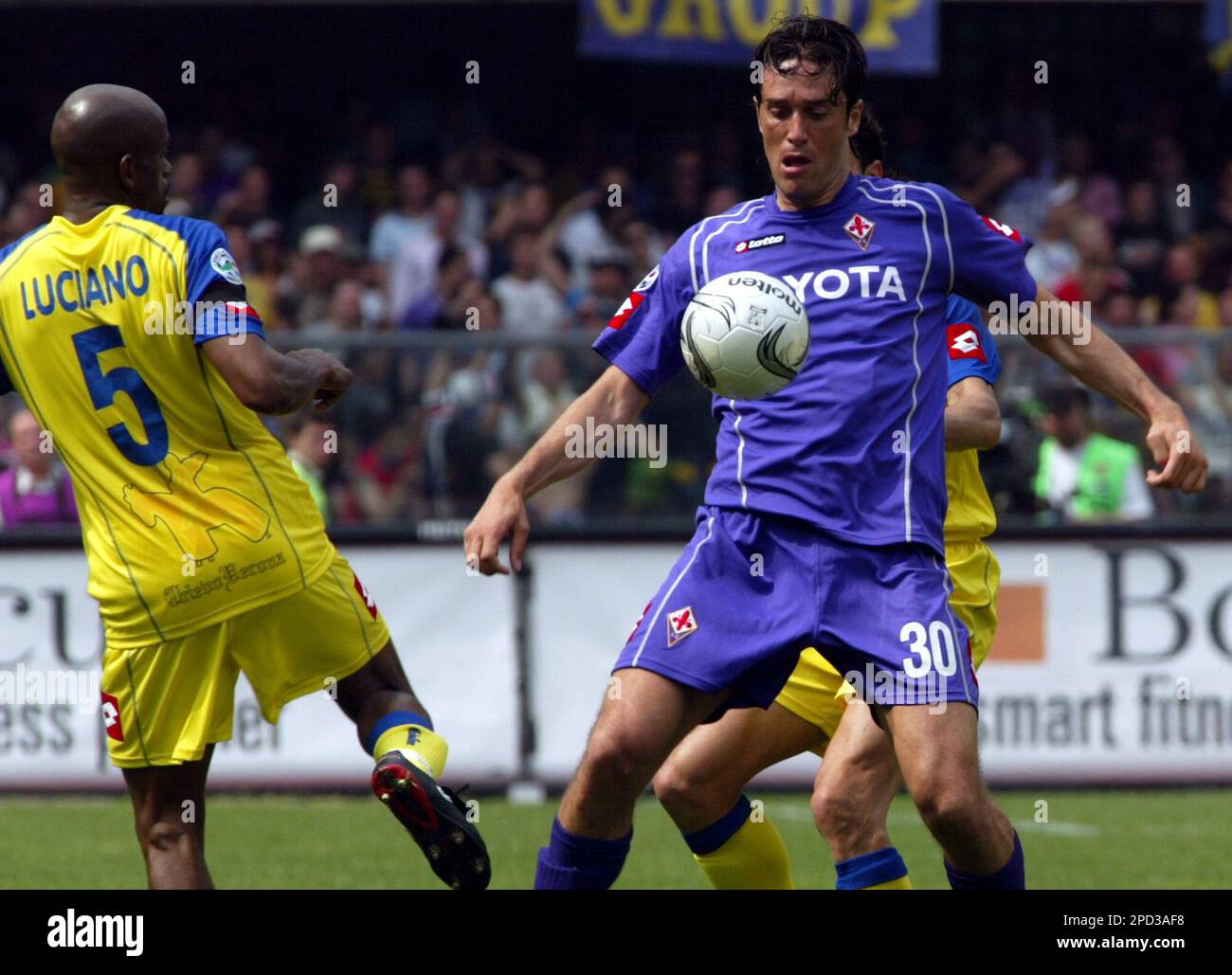 Fiorentina striker Luca Toni, right, is pursued by Chievo midfielder Luciano during their Italian first division soccer match at the Verona Bentegodi stadium, Italy, Sunday, May 14, 2006. (AP Photo/Felice Calabro') Banque D'Images