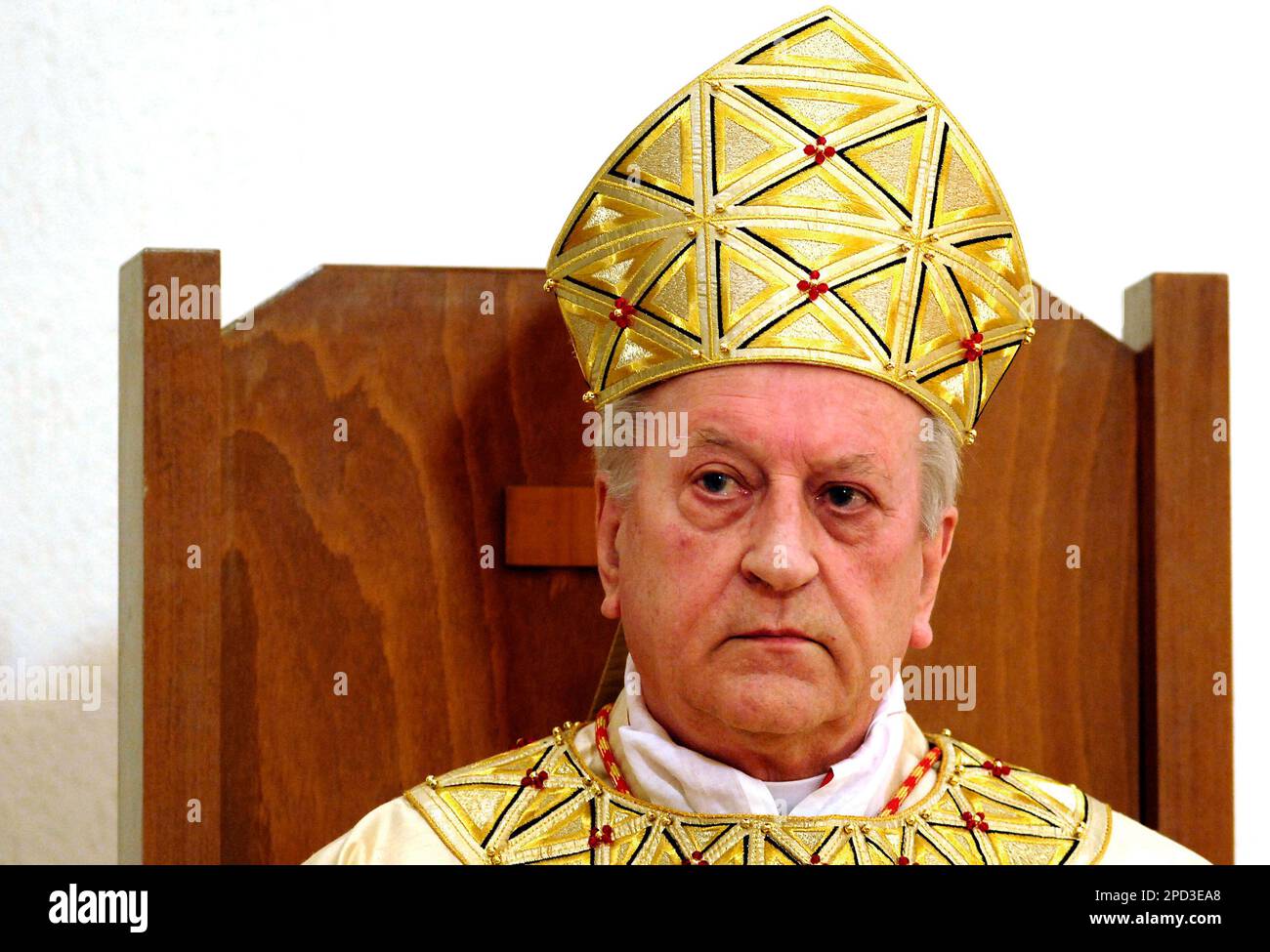 Slovenian Cardinal Franc Rode, Pro-Prefect of Congregation for Institutes of Consecrated Life and Societies of Apostolic Life, attends a mass to take position in his titular church of S. Francesco Saverio alla Garbatella in Rome, Saturday, May 13, 2006. (AP Photo/Riccardo De Luca) Banque D'Images