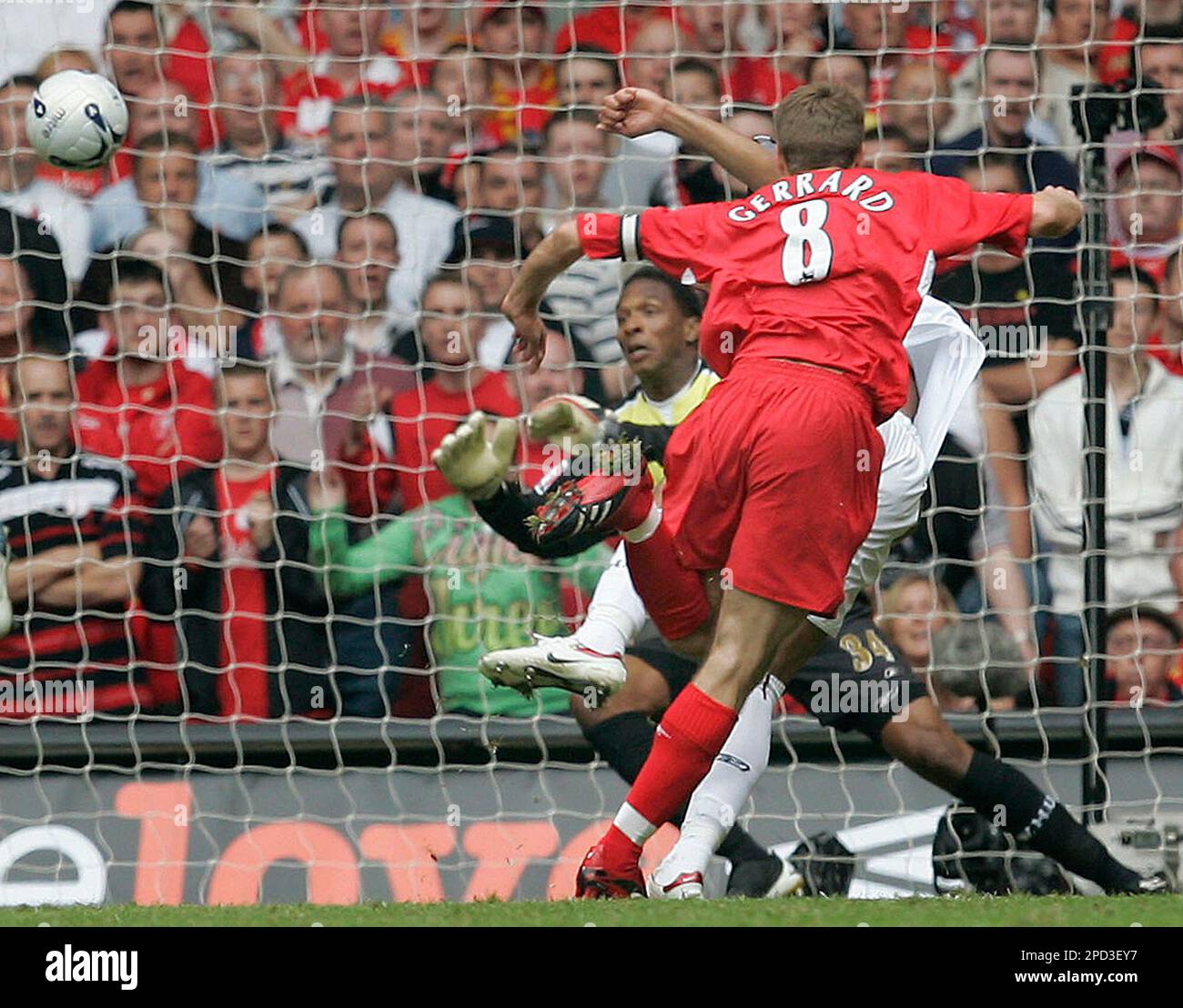 Liverpool's Steven Gerrard shots past West Ham United's goalkeeper Shaka Hislop to score his sides 2nd goal during the FA Cup Final soccer match at the Millennium Stadium in Cardiff, Wales, Saturday, May 13, 2006. (AP Photo/Alastair Grant) Banque D'Images