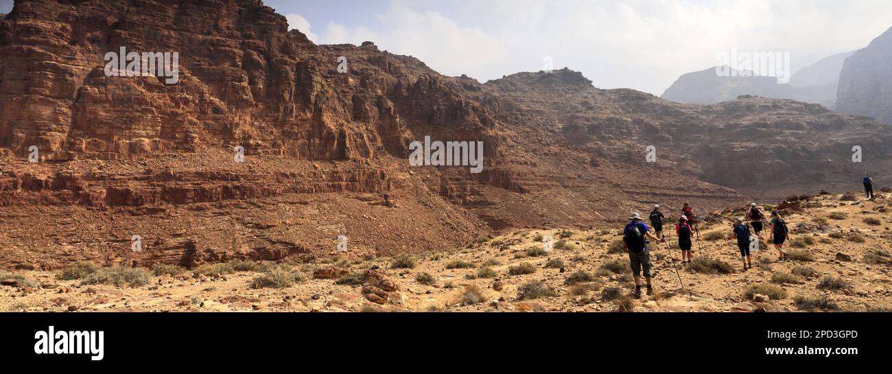 Marcheurs sur le sentier du Jourdain à Wadi Feid, Jabal Fed, région d'Al-Shalat en Jordanie, Moyen-Orient Banque D'Images