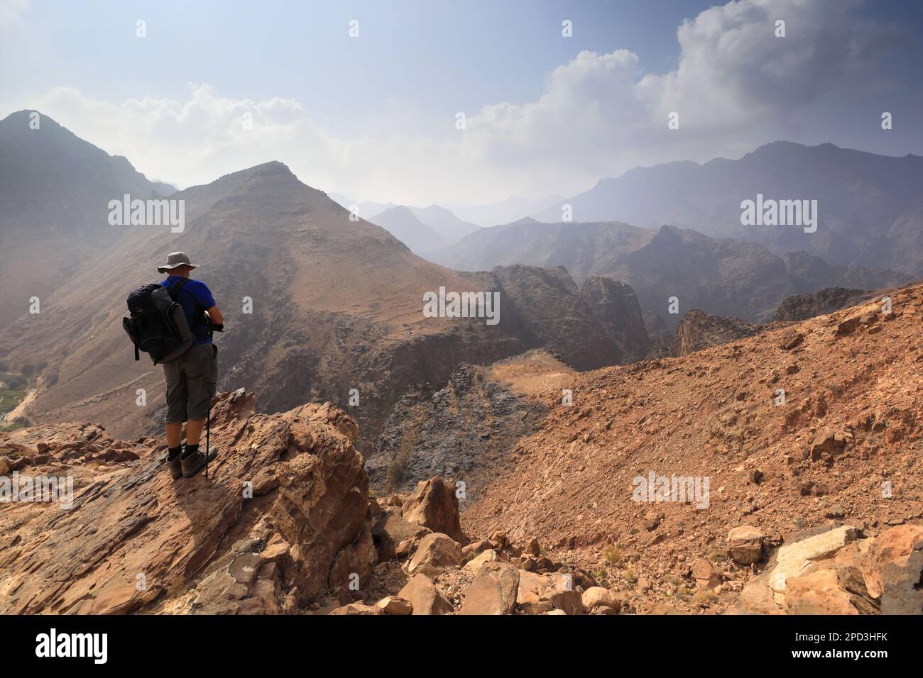 Marcheurs sur le sentier du Jourdain à Wadi Feid, Jabal Fed, région d'Al-Shalat en Jordanie, Moyen-Orient Banque D'Images