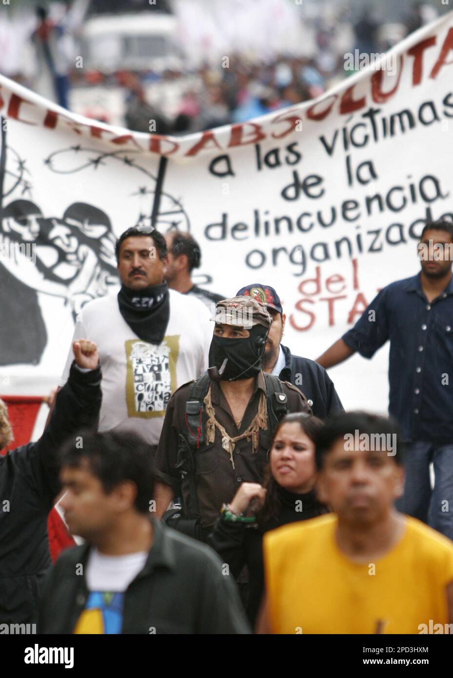 Masked Zapatista rebel leader Subcomandante Marcos marches in Mexico City, Friday May 12, 2006, to demand the release of those detained during the violent clashes in the village of San Salvador Atenco last week. (AP Photo/ Marco Ugarte) Banque D'Images