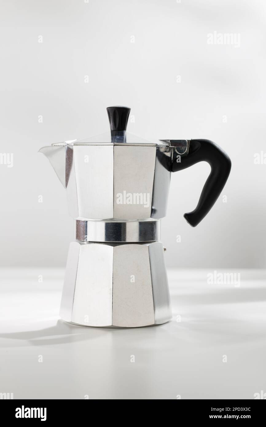 Machine espresso Moka pot sur une table blanche. Banque D'Images