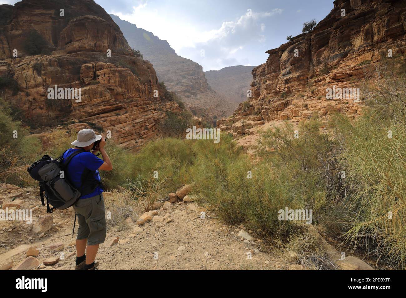 Marcheurs sur le sentier du Jourdain à Wadi Feid, Jabal Fed, région d'Al-Shalat en Jordanie, Moyen-Orient Banque D'Images