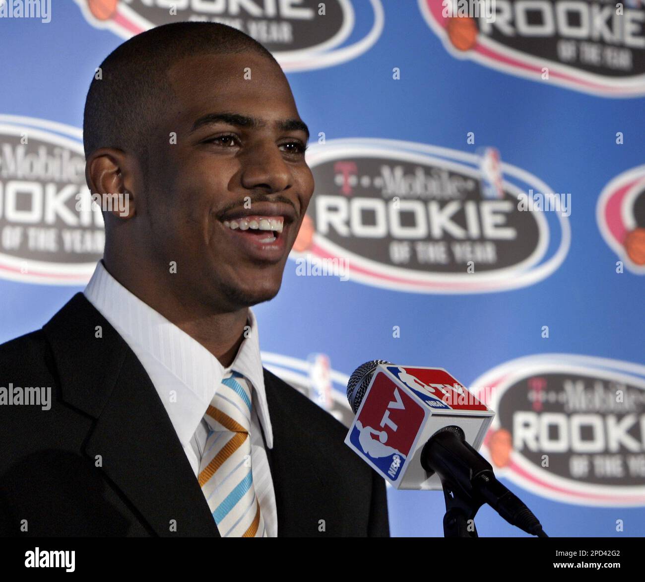 New Orleans Hornets basketball player Chris Paul smiles as he answers a question at a news conference in Oklahoma City, Wednesday, May 10, 2006. Paul won the NBA's Rookie of the Year award after helping the Hornets double their win total in a season where they were forced out of their home city because of Hurricane Katrina. (AP Photo) Banque D'Images