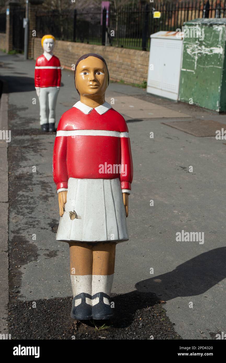 Iver, Buckinghamshire, Royaume-Uni. 14th mars 2023. Des bornes de sécurité pour les enfants sur un trottoir à l'extérieur d'une école à Iver, Buckinghamshire. Les enseignants du Syndicat national de l'éducation (NEU) partout en Angleterre vont de nouveau faire grève demain et jeudi dans le cadre d'un conflit permanent sur la rémunération. LES enseignants DE NEU dans les collèges de sixième forme en Angleterre se joignent également aux grèves. Crédit : Maureen McLean/Alay Live News Banque D'Images