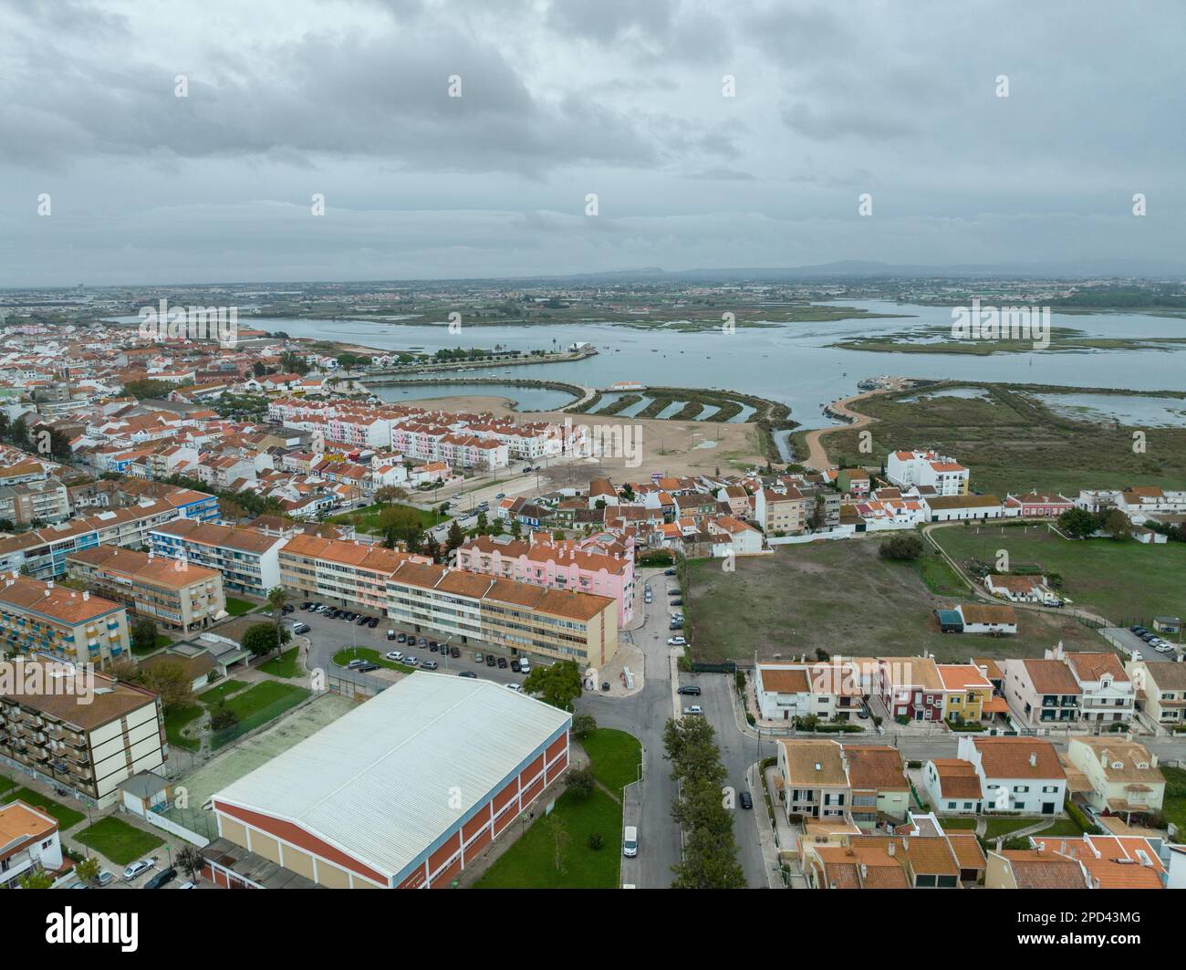 Montijo CityScape au Portugal. Point de vue du drone. Le Tage en arrière-plan Banque D'Images
