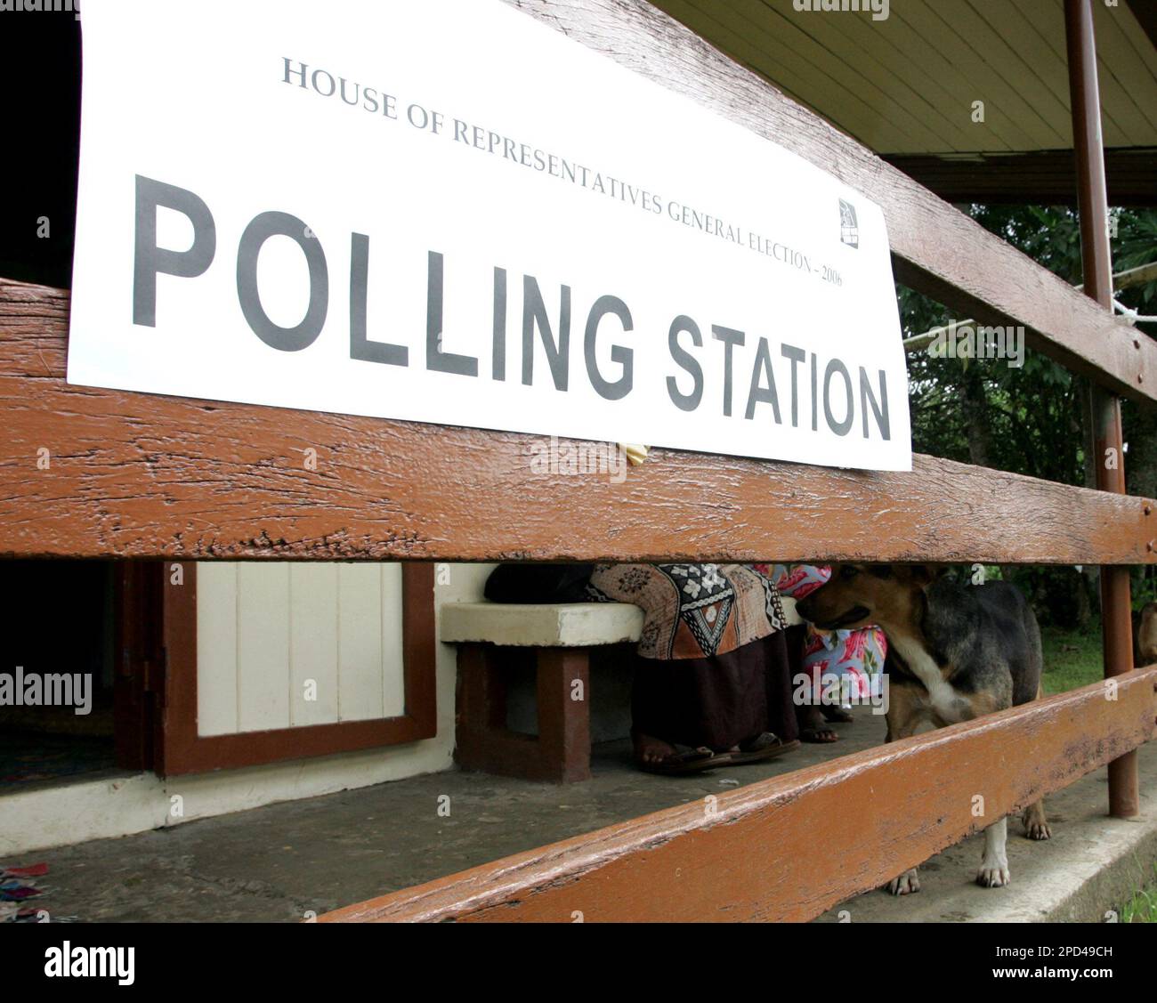 A dog in the village of Lokia, 30 kilometers east of Fiji's capital Suva on Monday, May 8, 2006, waits for its owner to cast his vote in the nations general election. Lokia is an all Fijian village of some 250 with about 150 ethnic Indians, mostly farmers and fishermen living in a settlement on the outskirts. The general elections in this racially divided South Pacific nation which observers fear could trigger the fourth coup in a decade, started Saturday May 6, 2006, which due to the vastness of the 300 islands with inhabitance on more that one third of them will end Saturday May 13, 2006. (A Banque D'Images
