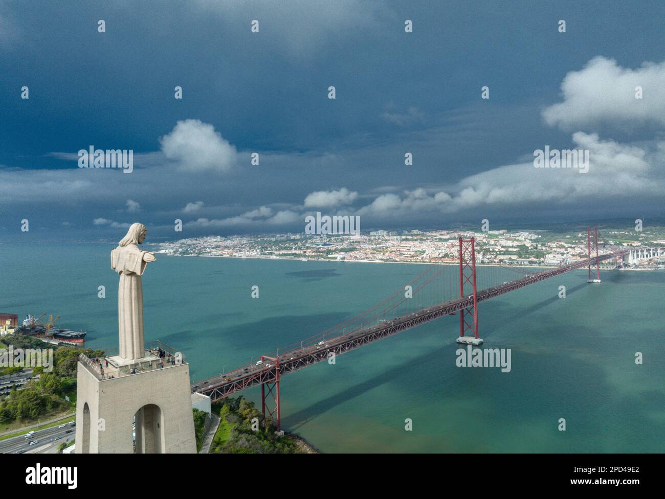 Sanctuaire du Christ Roi. Monument catholique dédié au Sacré coeur de Jésus-Christ dominant la ville de Lisbonne au Portugal. Le 25 avril Banque D'Images