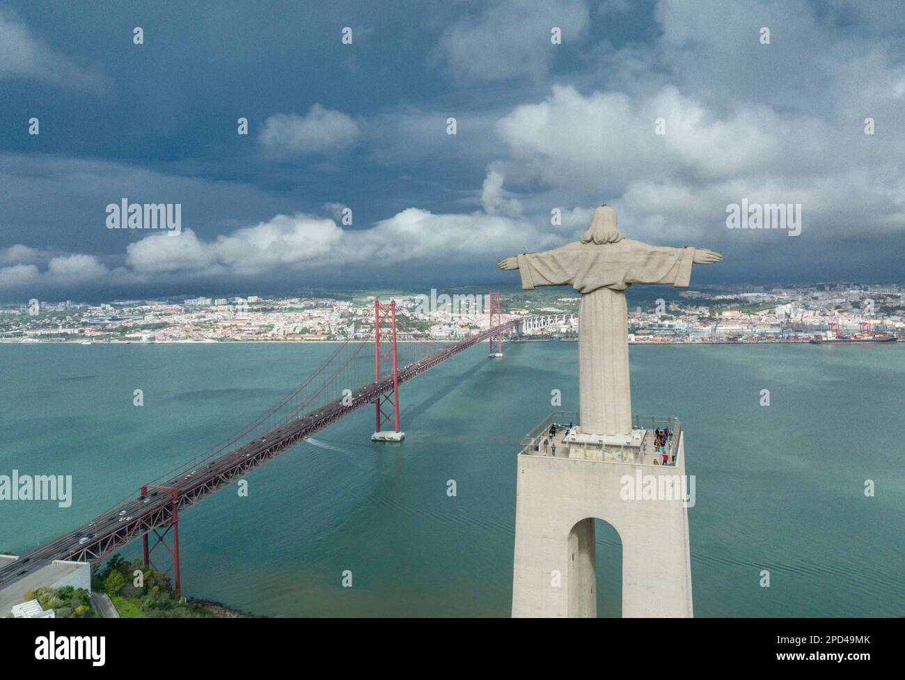 Sanctuaire du Christ Roi. Monument catholique dédié au Sacré coeur de Jésus-Christ dominant la ville de Lisbonne au Portugal. Le 25 avril Banque D'Images