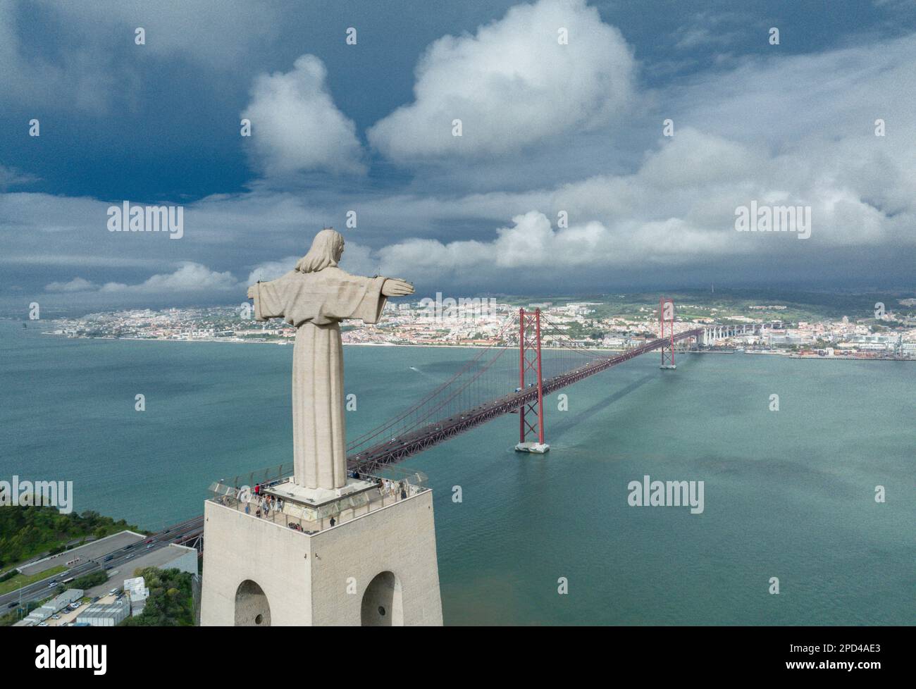 Sanctuaire du Christ Roi. Monument catholique dédié au Sacré coeur de Jésus-Christ dominant la ville de Lisbonne au Portugal. Le 25 avril Banque D'Images
