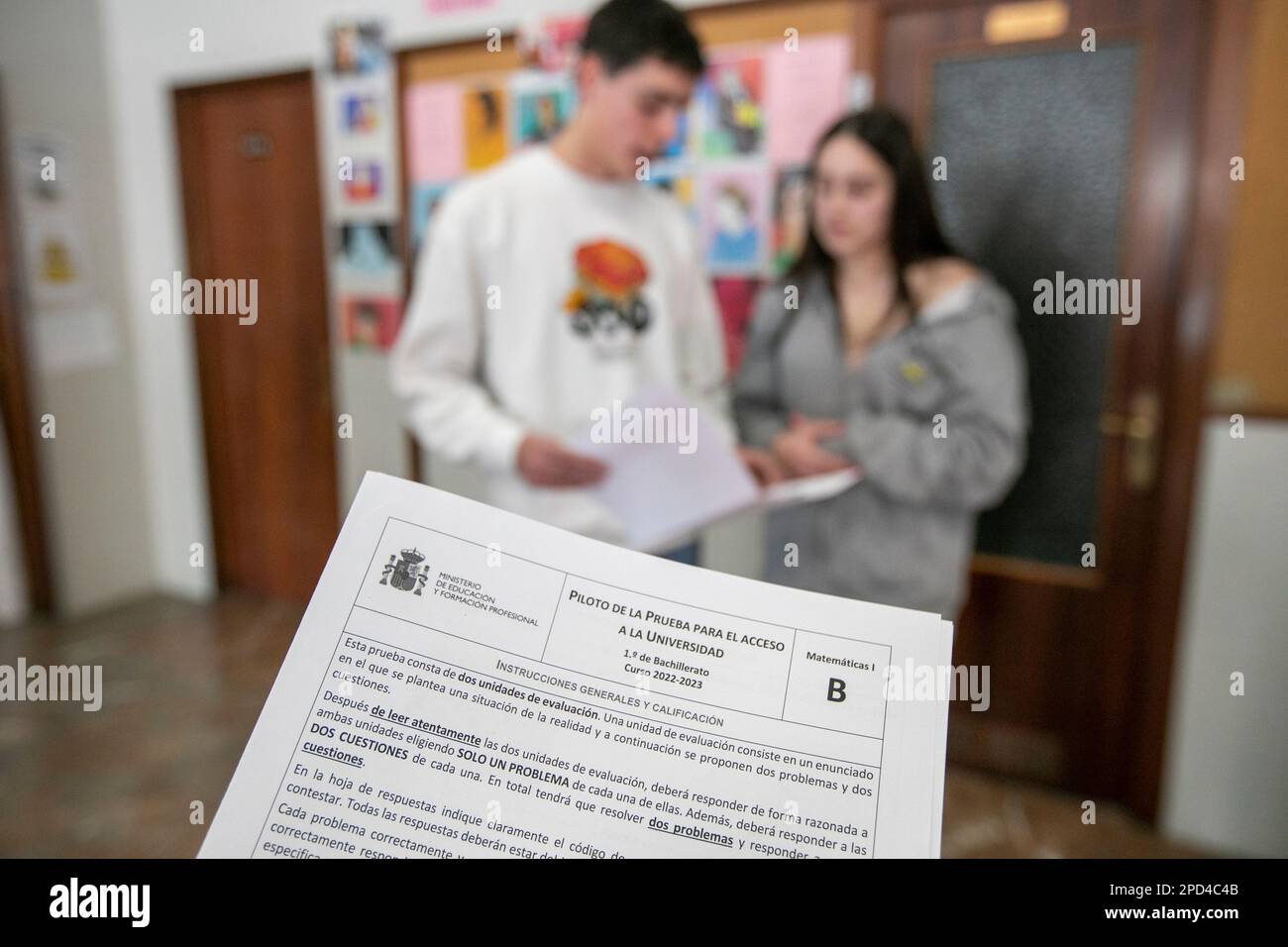 The PAU pilot test carried out by the students of a 1st Baccalaureate class of the Instituto Calderón de la Barca in Gijón, on March 14, 2023, in Gijón, Asturias (Spain). With the new Education Law, the LOMLOE, comes the new selectivity and today is the first pilot test that will begin to be implemented in June 2024, with the competency-based nature of the new curriculum. It will be carried out in 50 centers in different communities and autonomous cities. This year the new changes are not made because the LOMLOE does not affect the students of the 2nd year of Bachillerato who are taking the PA Banque D'Images