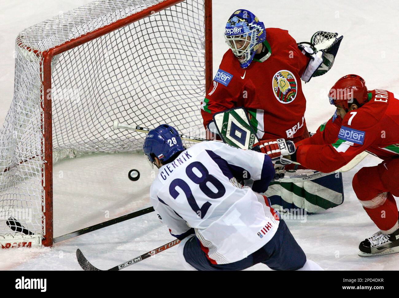 Slovakia's Ivan Ciernik scores a goal as Belarus' goalkeeper Andrei Mezin, center, looks at the puck during the Ice Hockey World Championship Preliminary round group C match between Belarus and Slovakia in Riga, Latvia, Saturday, May 6, 2006. (AP Photo/Alexander Zemlianichenko) Banque D'Images