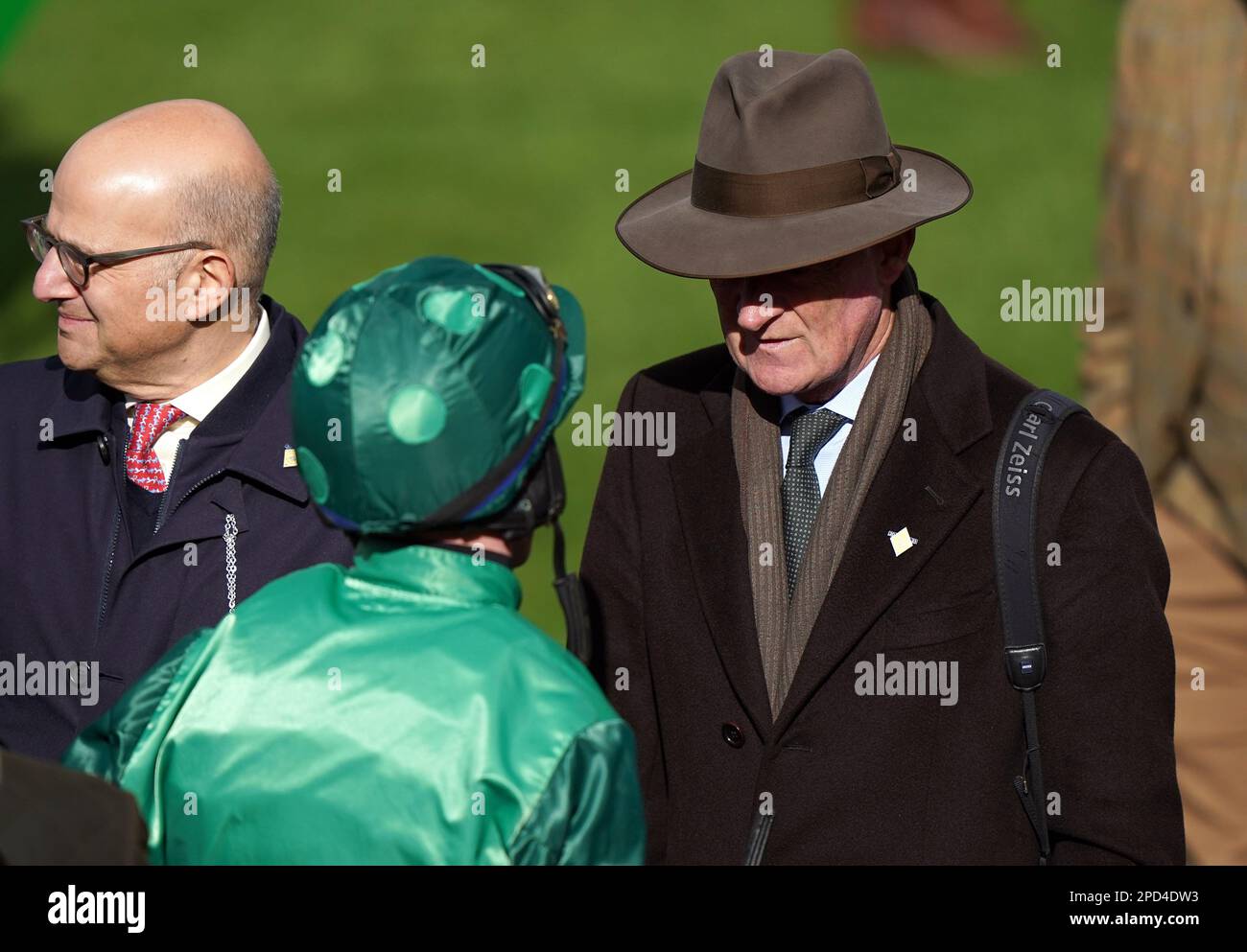 Jockey Paul Townend et l'entraîneur Willie Mullins après avoir remporté le Sporting Life Arkle Challenge Trophée novices Chase avec El Fabiolo le premier jour du Cheltenham Festival à Cheltenham Racecourse. Date de la photo: Mardi 14 mars 2023. Banque D'Images