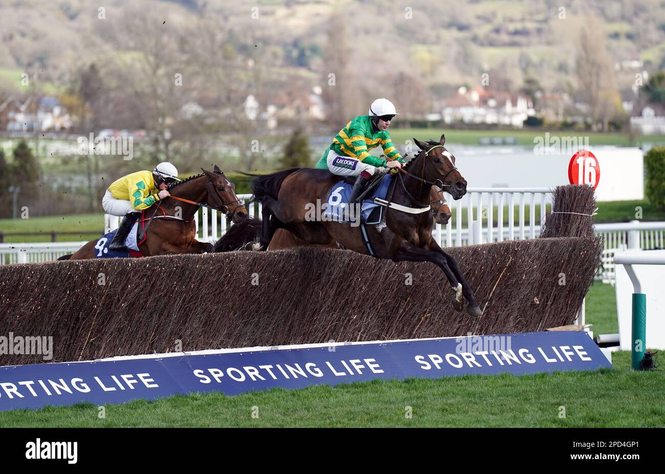 Jonbon, monté par le jockey Aidan Coleman, a dégagé une clôture pendant le Sporting Life Arkle Challenge Trophée novices Chase le premier jour du Cheltenham Festival à Cheltenham Racecourse. Date de la photo: Mardi 14 mars 2023. Banque D'Images