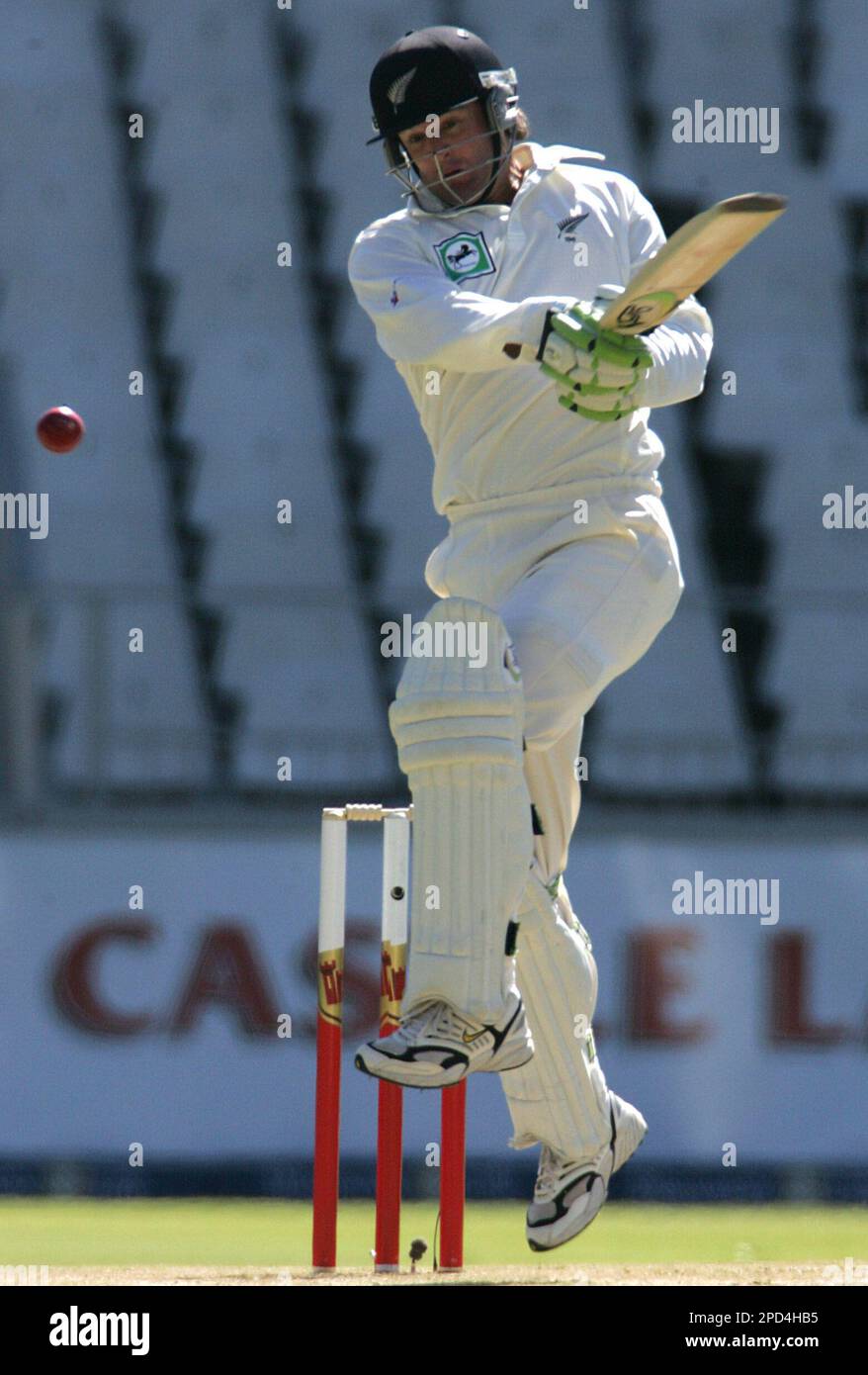 New Zealand's batsman Nathan Astle bats on the first day of the third and final Test cricket match against South Africa at Wanderers Stadium in Johannesburg, South Africa, Friday, May 5, 2006. (AP Photo/Themba Hadebe) Banque D'Images