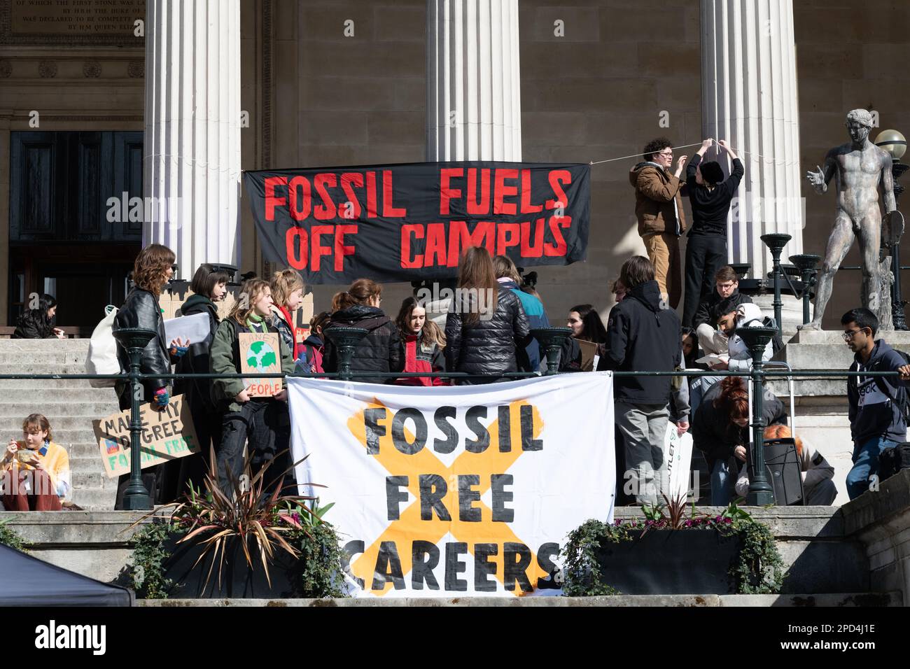 Démo de Fossil Free UCL - Londres, Royaume-Uni. 14 mars 2023. Les étudiants appellent l'Université de Londres (UCL) à se désinvestir des combustibles fossiles, au milieu d'une cl Banque D'Images