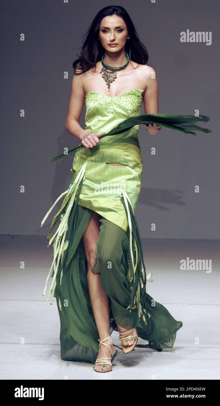 A model presents a creation from the collection AFRICA designed by Jasna Hadzimehmedovic Bekric, a Bosnian designer, during a fashion show at Sarajevo Fashion Week, late Wednesday, May 3, 2006.(AP Photo/Hidajet Delic) Banque D'Images